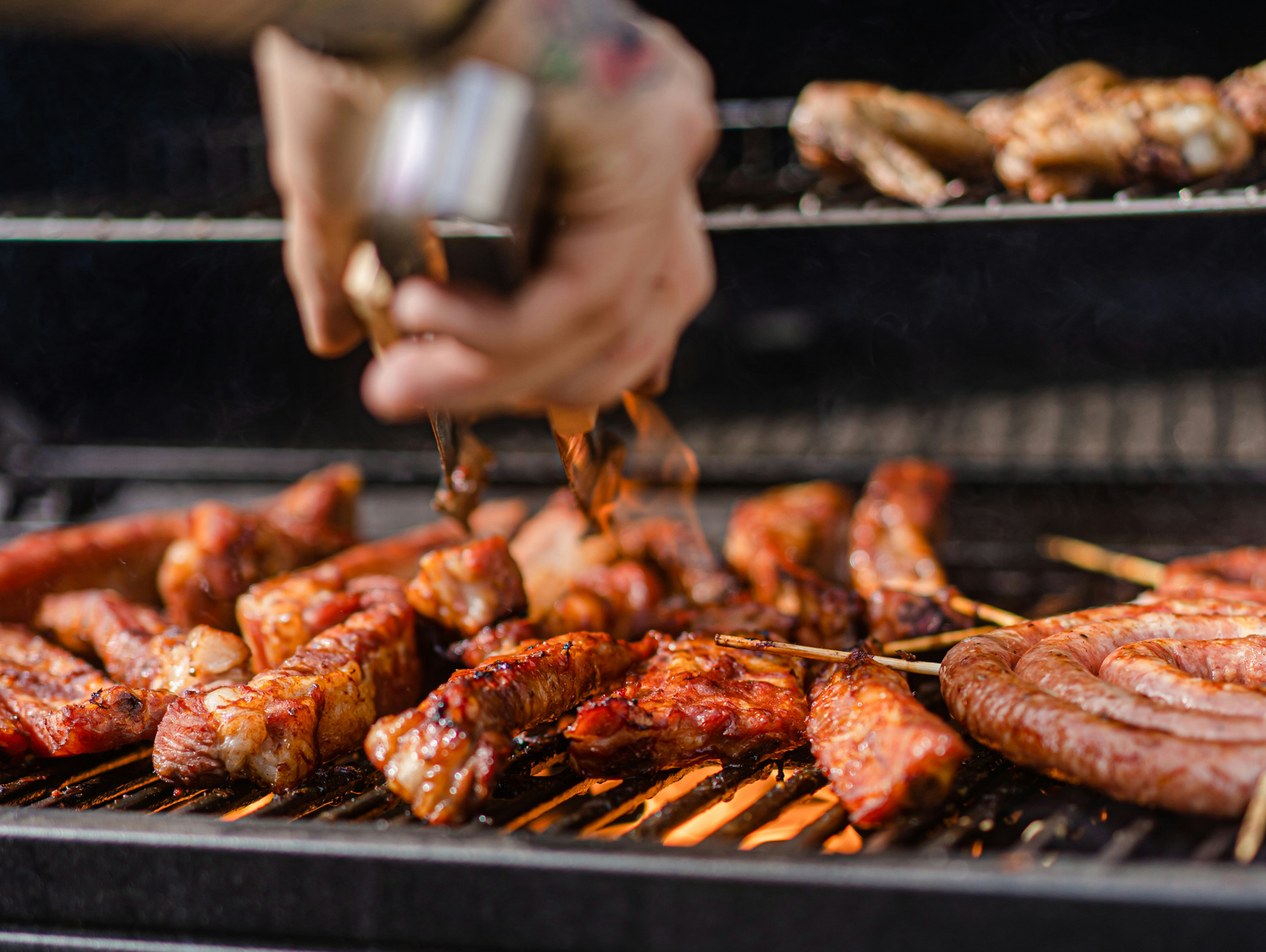 Fleisch auf dem Grillrost beim Grillen