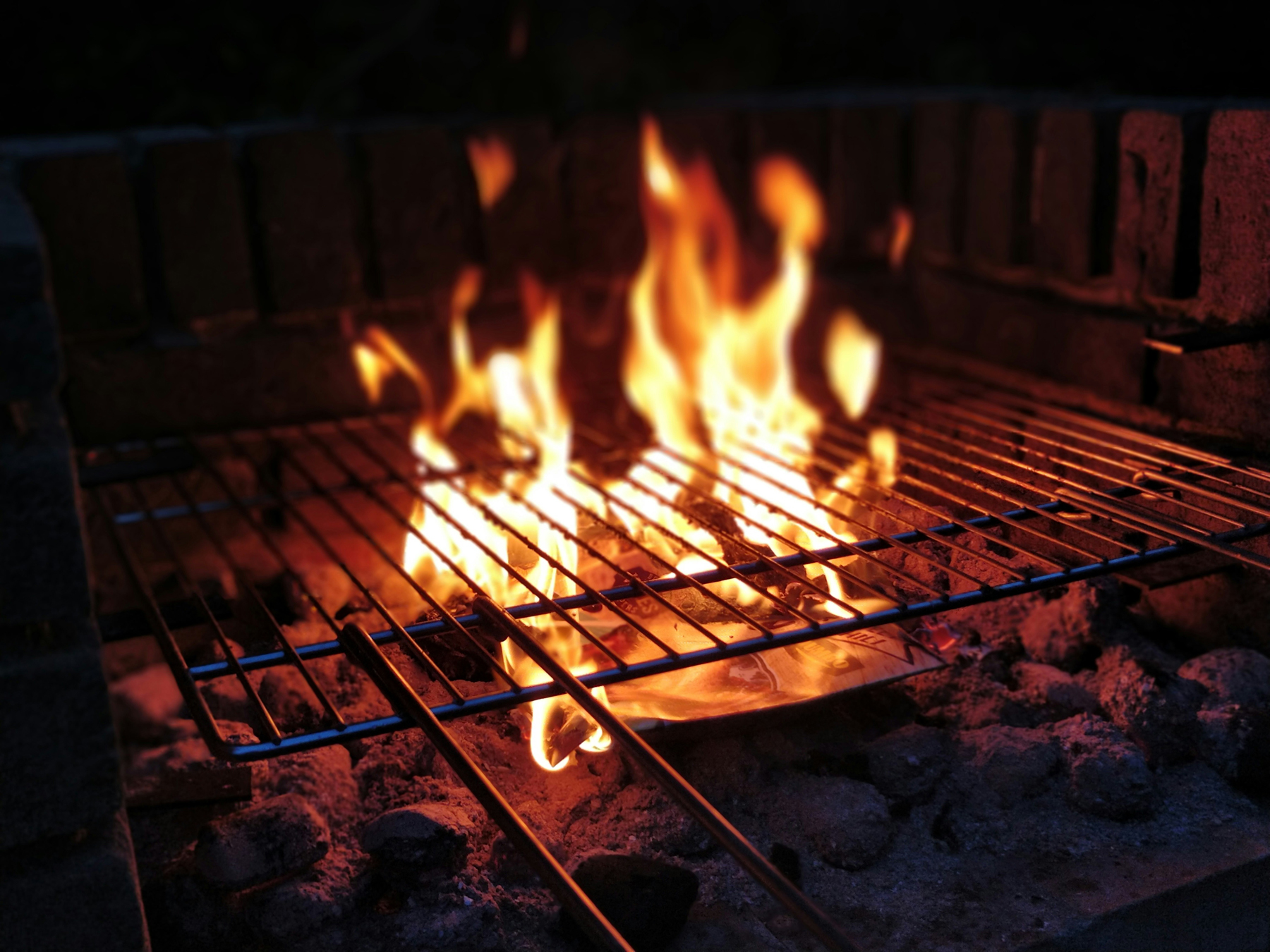 Grill mit hoher Hitze beim Ausbrennen