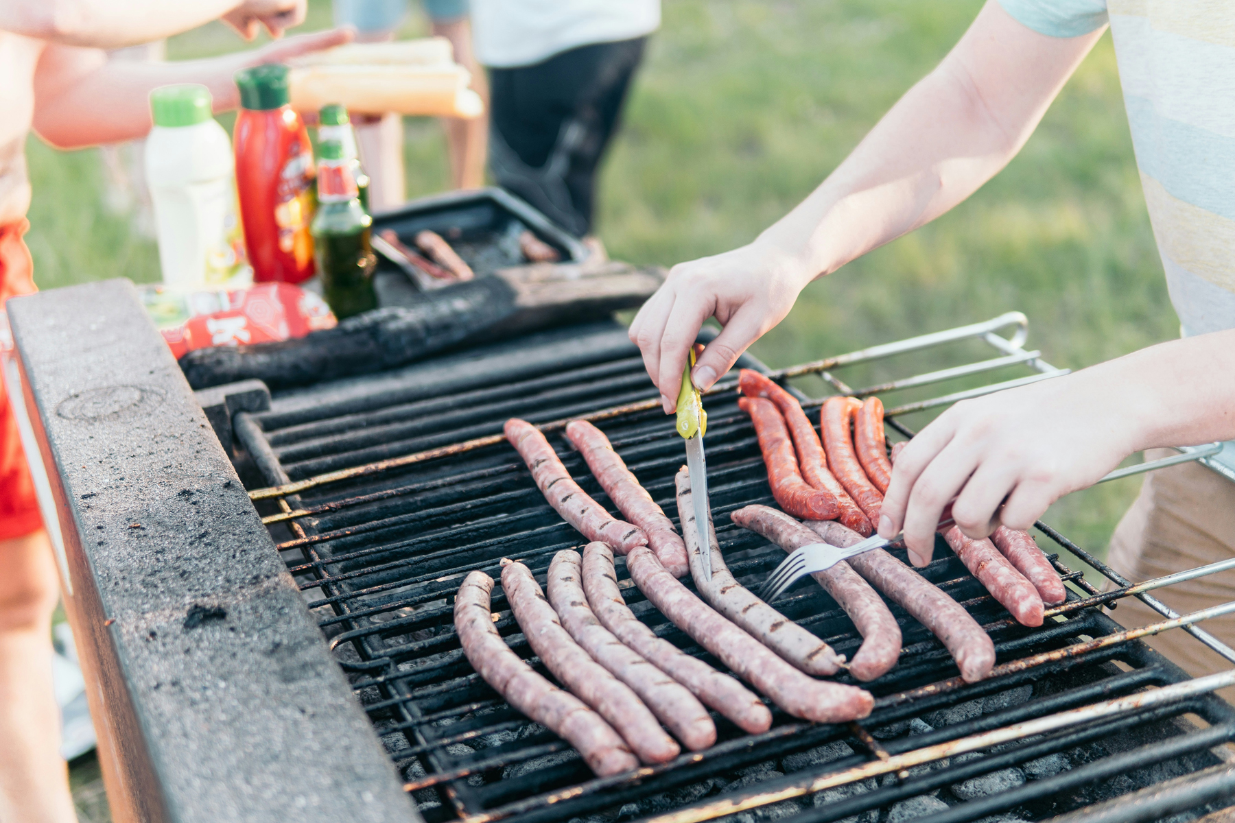 Grillrost wird mit Öl eingerieben