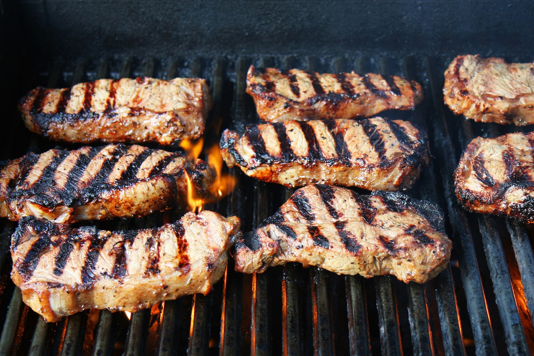 Stark verkrusteter Grillrost von oben