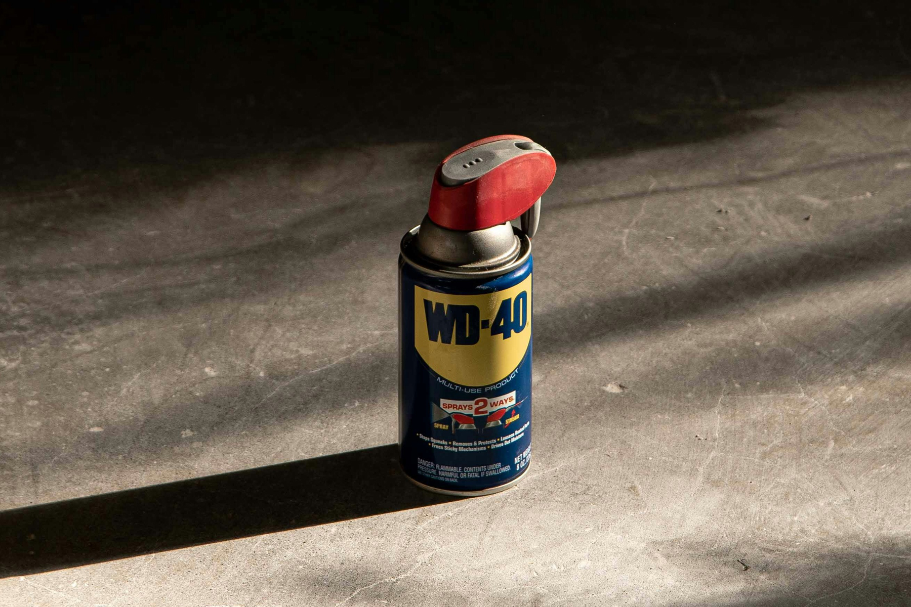 WD-40 Spraydose auf einer Werkbank