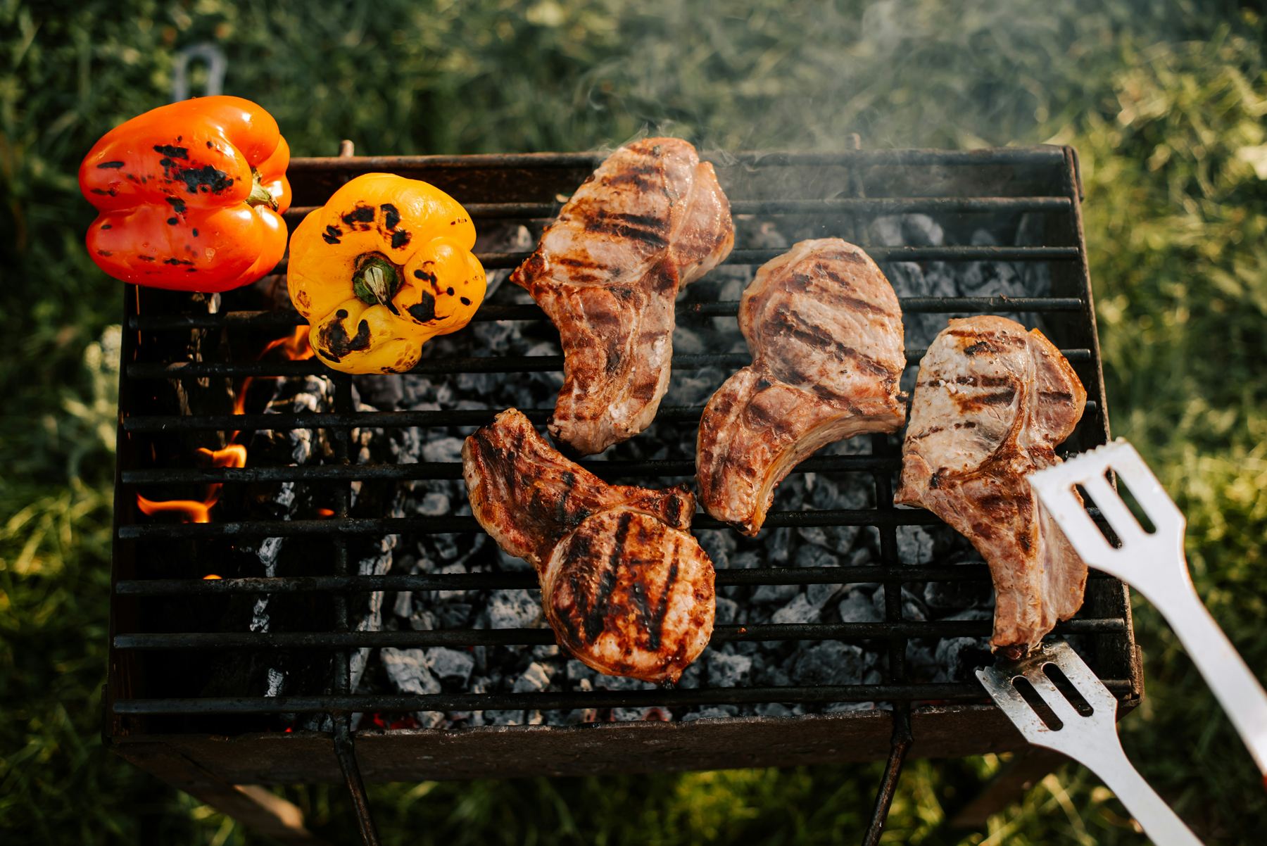 Rostiger Grillrost wird restauriert